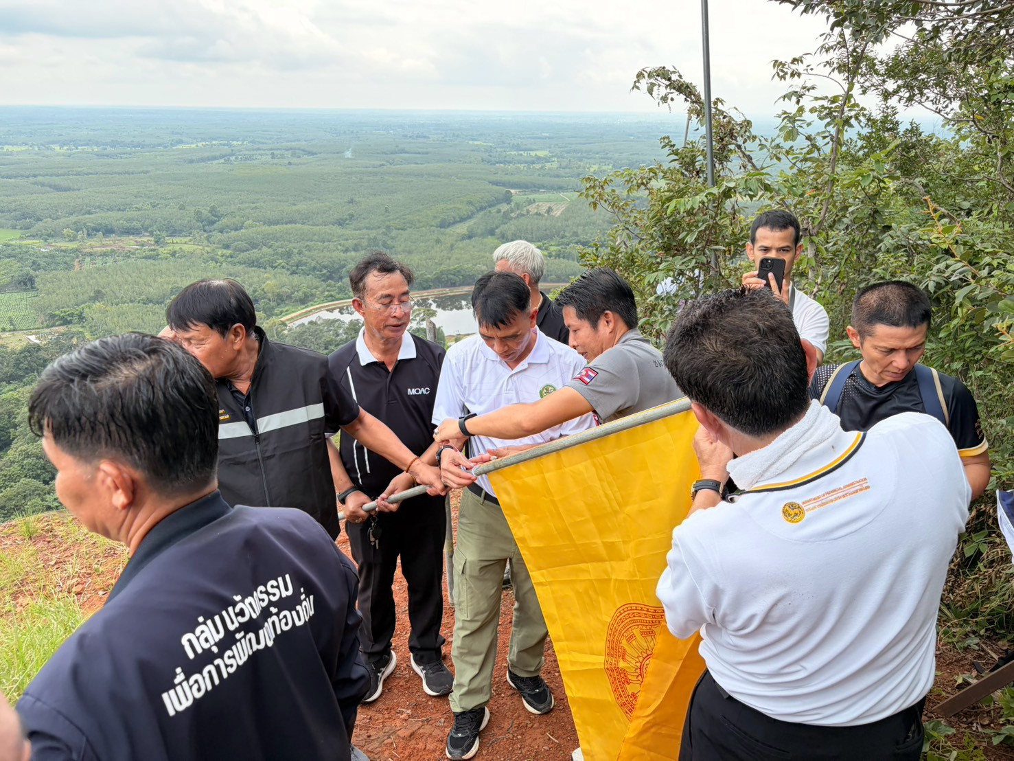 title - ปักธงธรรมจักร และธงชาติไทยภายใต้โครงการปลูกป่าเพื่อเป็นพุทธบูชาในพื้นที่ปฏิรูปที่ดิน (ส.ป.ก.)